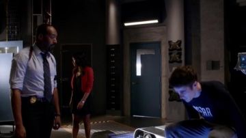 El blazer naranja BCBGMAXAZRIA usado por Iris West (Candice Patton) en The Flash S02E07