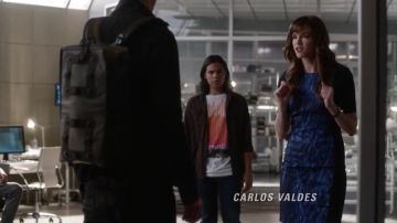 El vestido azul y negro de T Tahari usado por Caitlin Snow (Danielle Panabaker) en The Flash S02E07