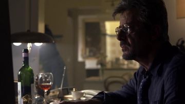 La botella de Vigneti La Selvanella del inspector Rinaldo Pazzi en Aníbal