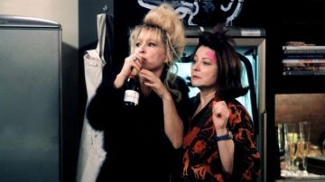 La botella de 1/2 botella de Bollinger bebida por Nathalie Baye y Josiane Balasko en Absolument Fabuleux