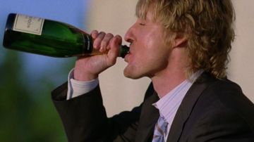 The bottle of Moët & Chandon of Owen Wilson in the Serial Noceurs