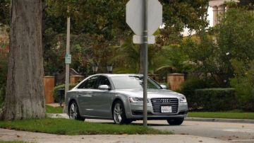 El coche gris Audi A8 en modern family S06E11