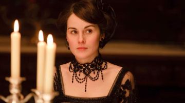 Le collier ras de cou et perle noir de Lady Mary dans Downton Abbey