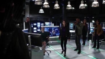 Sneakers / sneakers purple Supra of Cisco Ramon (Carlos Valdes) in The Flash S02E08