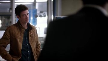 Chaqueta escocesa y gaseosa marrón de Barry Allen (Grant Gustin) en The Flash S02E06