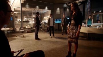 El vestido desnudo de Ronny Kobo usado por Iris West (Candice Patton) en The Flash S02E04
