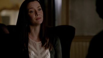 Le top BCBGMAXAZRIA de Lily Salvatore dans The Vampire Diaries