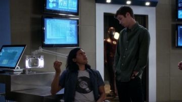 La camiseta de vinilo gris de Cisco Ramón (Carlos Valdés) en The Flash S02E02