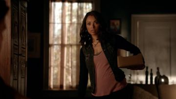 le débardeur Silence + Noise de Bonnie Bennett (Kat Gra­ham) dans The Vampire Diaries (S07E05)
