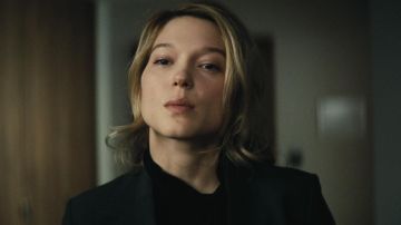 The blazer Theory of Madeleine Swann (Léa Seydoux) in Spectrum