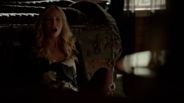 Los pantalones burdeos de Caroline Forbes en The Vampire Diaries