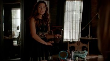 La robe Bebe de Nora Hildegard dans The Vampire Diaries