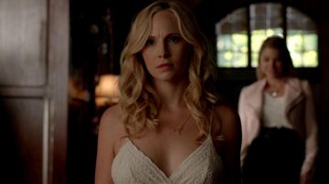 Le top Kimchi Blue de Caroline Forbes dans The Vampire Diaries