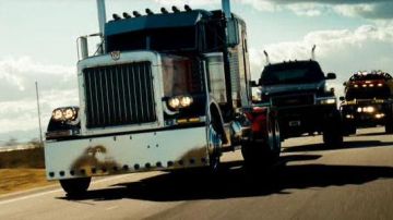 The truck is Peterbilt 379 (Optimus Prime) in Transformers 3 - La face ...