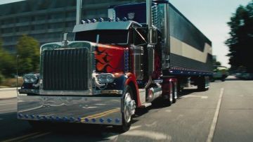 El camión Peterbilt 379 (Optimus Prime) en Transformers 3 - The Far Side of the Moon