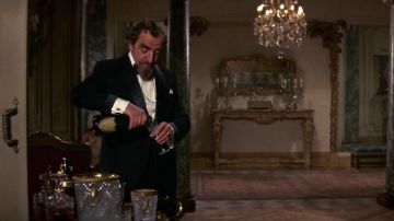 La bouteille de champagne Dom Perignon de Hugh Griffith dans Comment voler un million de dollars