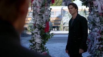 Caban à motif écossais de Damon dans Vampire Diaries