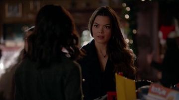 Caban bleu marine de Nora dans Vampire Diaries