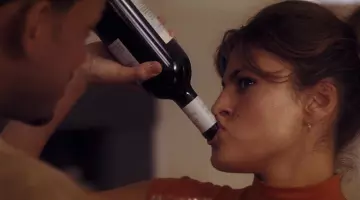 La botella de Bodegas Ostatu bebida por Sara Melas (Eva Mendes) en Hitch