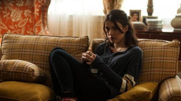 Le T-shirt bleu de Jill dans The Leftovers