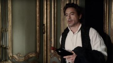 The bottle of Chateau Margaux 1858 Sherlock Holmes (Robert Downey Jr.) in Sherlock Holmes : Game of shadows