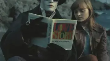 Love Story lu sur la plage par Johnny Depp dans Dark Shadows
