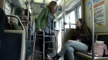 Les boots Doc Martens à fleurs de Debbie Gallagher (Emma Kenney) dans Shameless US S06E02