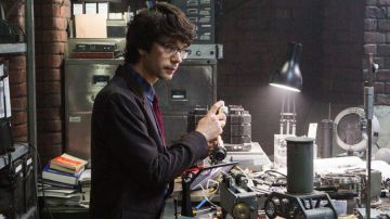 La cravate en velours bordeaux de Q (Ben Whishaw) dans Spectre