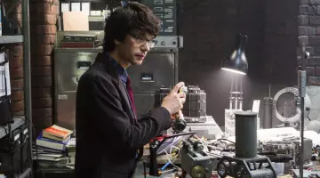La cravate en velours bordeaux de Q (Ben Whishaw) dans Spectre