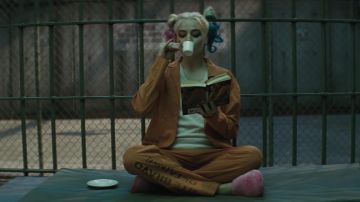 Le livre lu par Harley Quinn (Margot Robbie) en prison dans Suicide Squad