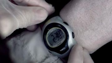 El reloj Timex sobre un cadáver en Sherlock
