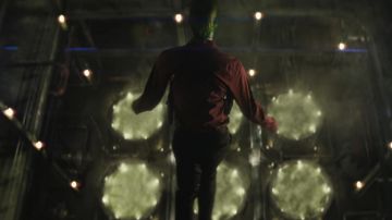 La chemise bordeaux du Joker (Jared Leto) dans Suicide Squad