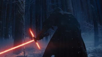 La réplique du sabre laser de Kyo Ren (Adam Driver) dans Star Wars 7
