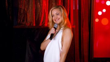La robe blanche de Darcy (Kate Hudson) dans Duo à trois