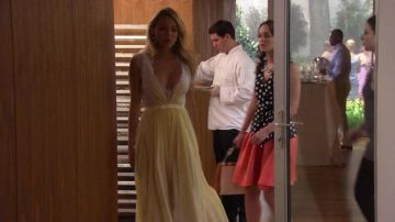 La robe jaune chiffon de Serena Van Der Woodsen (Blake Lively) dans Gossip Girl