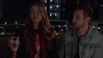 La veste noire en tweed Gucci de Liza Miller (Sutton Foster) dans Younger S02E03