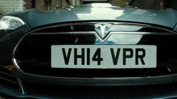 La Tesla Model S de Sacha Baron Cohen et Mark Strong dans The Brothers Grimsby