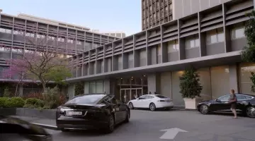 La Tesla Model S dans Extant