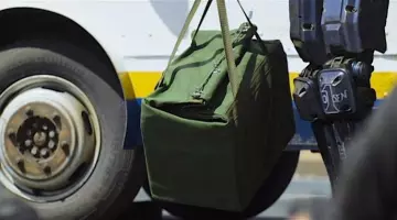 The bag kaki transport tickets in Chappie