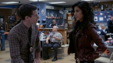 Veste en cuir free people de Rosa Diaz dans Brooklyn Nine-Nine