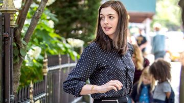 The black shirt with small triangles of Anne Hathaway in The New Intern