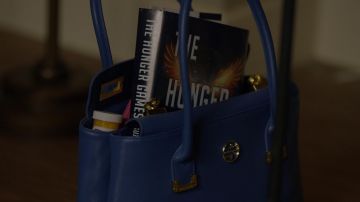 Bolso de piel azul Gucci de Krista Gordon (Gloria Reuben) en Mr Robot