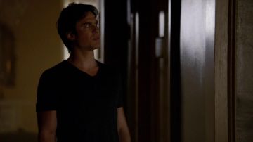 Le t-shirt noir John Varvatos de Damon Salvatore dans The Vampire Diaries