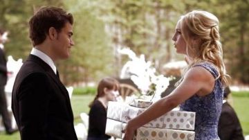 La robe Betsey Johnson de Caroline Forbes dans The Vampire Diaries