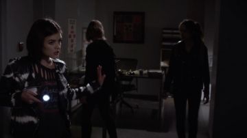 Le t-shirt Free People de Aria Montgomery dans Pretty Little Liars