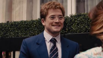 La cravate de Eddie Edwards (Taron Egerton) dans Eddie The Eagle