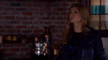 Le top blouse de Rayna Jaymes dans Nashville