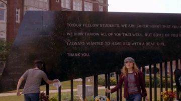 Camiseta Truly Madly Deeply de Grace Gardener dans Scream Queens