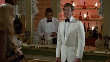 Chaqueta de esmoquin marfil Douglas Hayward de James Bond (Roger Moore) en Octopussy