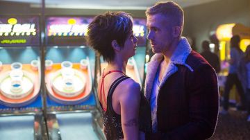 The wool jacket red Wade Wilson (Ryan Reynolds in Deadpool